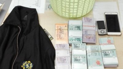 警方在冒充关税局官员欺骗案中，起获总数6万8760令吉的现款、2台手机及一件印有关税局徽章的黑色外套。