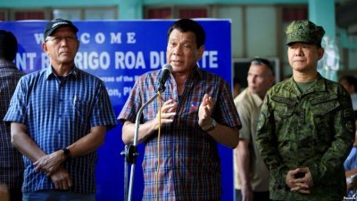 代任菲律宾内政部长的阿诺（右），在去年6月11日随同总统杜特蒂，前往棉兰老岛北部的卡加延德奥罗市，探望在马拉维反恐战中受伤的士兵。左为国防部长洛伦扎纳。