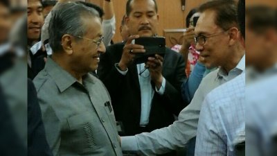 马哈迪（左）与安华（右）从昔日政坛死敌变为战友，放下成见，以政治斗争为优先。