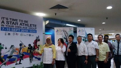 麦慕娜（左起）、倪月尧、郭笠笠、槟岛市议员黄顺祥（左5）与其他体育项目代表，推介2018年亚太区大师运动会。