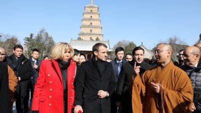 法国总统马克龙伉俪在兵马俑前合影（左图），随后转往参观大雁塔。-法新社-