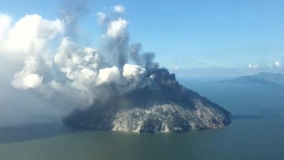 卡多瓦尔岛是一座休眠火山，但在上周五突然爆发，专家担心会引发海啸淹岛。