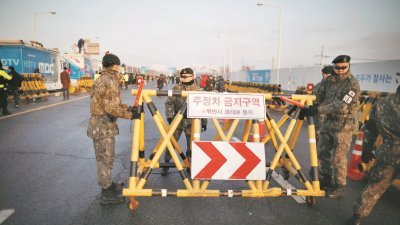 韩国代表团当地时间早上6时30分，从首尔市三清洞南北会谈本部向韩朝边境的板门店出发，车队越过板门店附近的统一大桥后，韩方士兵即关上栏栅，阻止其他车辆进入。