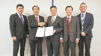 林峻德（左2）与杜友平（左3）签署股权买卖协议。由合盈证券董事经理拿督陈俊（左起）、鸿达资源执行董事杜友盛和合盈证券企业财务部主管丁华代见证。