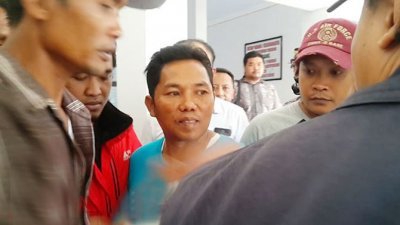 印尼环保分子贺立（中）涉嫌在活动传播共产主义思想被控，一旦罪名成立，可被判入狱7年。