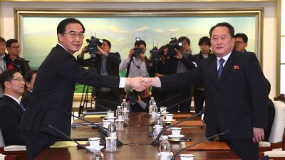 韩国统一部长赵明均（左）与朝鲜祖国和平统一委员会委员长李善权（右）周二破冰在板门店会晤，双方友好握手，为改善韩朝关系跨出第一步。