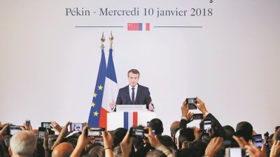 法国总统马克龙周三访华最后一天，他在法国驻北京大使馆，向法国侨民发表演讲。