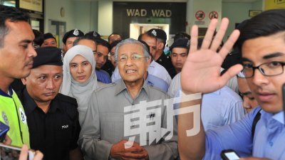 努鲁依莎直言，政府允许内阁部长探望安华，却拒绝马哈迪，明显有双重标准