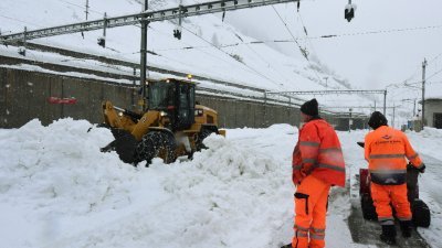 瑞士滑雪胜地采尔马特遭暴雪侵袭，火车等交通服务全部关闭，约1万3000名旅客受困，工作人员忙著清除火车轨道上的厚重积雪。