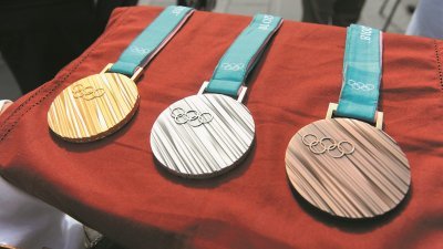 2018年平昌冬奥的金（左起）银铜奖牌，从韩国固有文化——韩文、韩服和韩屋中获得灵感制作而成。