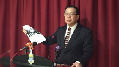 林冠英周三在记者会上强调，槟城海底隧道计划是在国际会计公司KPMG监督下，进行公开招标的。（摄影：陈淑珊）