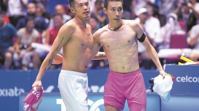 世界羽联会长保罗-埃里克-霍耶认为，34岁的林丹（左）和35岁的李宗伟（右）至今仍然活跃在男单赛场，这是世界羽坛的传奇。