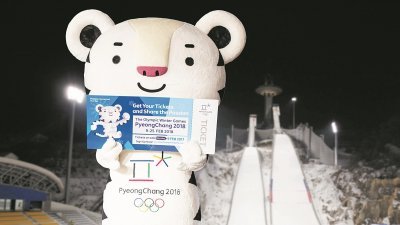 名为“Soohorang”的平昌冬奥吉祥物白老虎拿著门票，欢迎全球体育迷届时到韩国亲身体验。