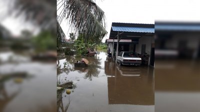 直落彭里玛加弄因周二下午的滂沱大雨，出现小型水灾。