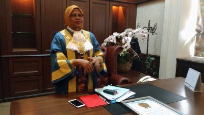 麦慕娜在槟岛市政厅大厦市长办公室内，准备签下最后一份市议会例常会议报告。