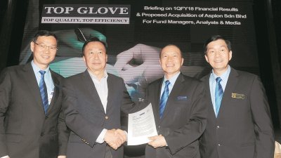 林将源（左起）、刘振源、林伟才和顶级手套董事经理李金谋一同出席媒体汇报会。