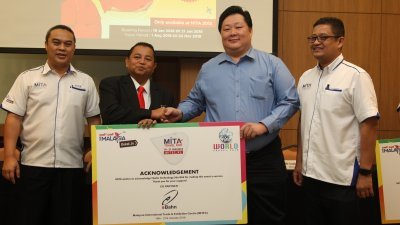 大马旅游局国内事务部高级主任拿督阿玛阿都卡巴（左2）颁发感谢状于王尧华。左起为阿丹卡马及马来西亚入境旅游协会会长尤再迪。