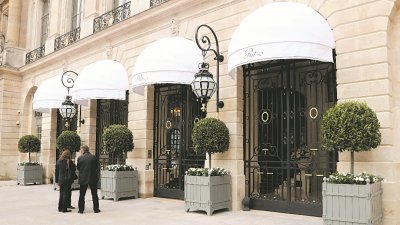 发生劫案的巴黎丽思酒店有逾百年历史，而酒店招待过的名人不胜枚举，包括英国戴安娜王妃魂断巴黎前，就是入住该酒店。