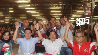 潘俭伟（前排右起）、陈国伟及倪可敏出席无拉港民主行动党筹款晚宴时，获得民众热烈欢迎，并轮流要求合照。（摄影：徐慧美）