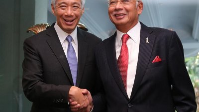 首相纳吉（右）和新加坡总理李显龙（左）周二举行马新领导人非正式会议，针对两国多项课题进行讨论。