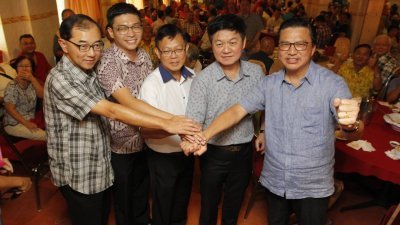 胡伟豪（左2起）、张国强及李志亮获廖中莱的祝福，于原有选区上阵第14届全国大选，左为马华霹州联委会主席拿督马汉顺。