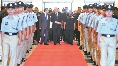 首相纳吉（中）周一在吉隆坡世贸中心与超过5000名退休警员交流，并宣布数项好消息。左为副首相阿末扎希，右为全国警察总长弗兹。