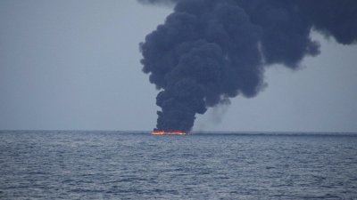 油船“桑吉”号虽已沉没，但留在海面上的残骸和油污，周一仍在燃烧，冒出滚滚浓烟。
