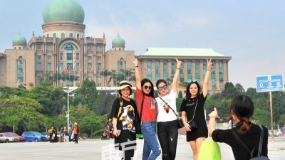 我国2017年第3季度外国游客来马人数比2016年减少，但中国来游客人数却有增加。图为一批中国福建游客周三在游览布城时拍照留影。（摄影：邱继贤）