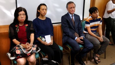 许景城家人出席人权委员会记者会了解听证会中止的原由。左起为许景城妻子刘秀玉、女儿许思恩及儿子许思豪（左4）。