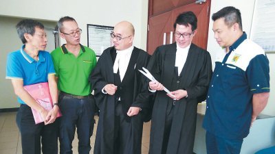 宋子东（左3起）及蒋友强在休庭后，向霹雳电气技能协会的理事们传达法庭的判决。