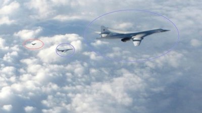 俄罗斯轰炸机（蓝圈）接近英国领空，被英国空军战机（红圈）跟踪。