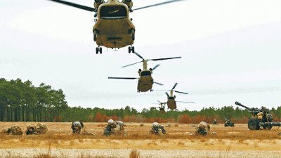 美国陆军第82空降师上月在内华达州的演习，演练在外地深入敌军阵线，空降伞兵和武器。