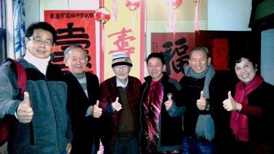 苏清泉（左2）和刘道南（左5）等人，在中国拜访现年101岁，从太平返回中国的机工罗开瑚（左3）。