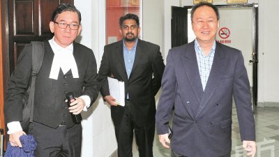 李益昌（前右起）和代表律师刘金龙在结束审讯后，一起离开法庭。（摄影：邱继贤）