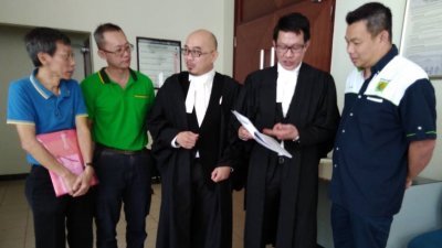 宋子东（左3起）及蒋友强在休庭后，向霹雳电气技能协会的理事们告知法庭的决定。