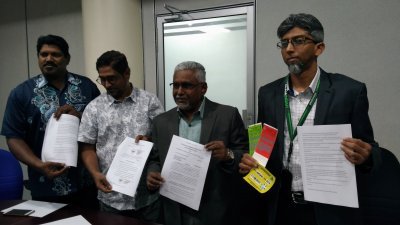 祖尼（右起）、Alam Indah公司主席阿都玛烈及代表们，出示已申请到的庭令，重申该公司仍是停车券合法经营者。