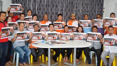 祖基菲里（坐者左2起）、刘镇东、奥斯曼沙比安、廖彩彤、玛兹兰及邓文汉等柔州希盟成员，发布柔州希盟将于本月26日至27日举办“100天迎接新马来西亚造势活动”详情。