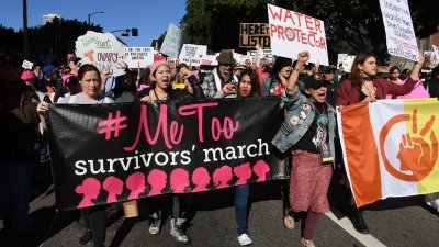 在美国洛杉矶，市政厅估计有3万5000人在市中心集会参与反特朗普女性大游行，与会者手持标语牌和横幅，高呼口号。
