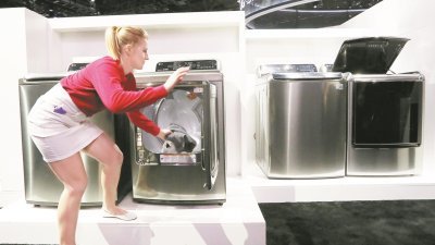 特朗普政府也瞄准韩国，认定该国的洗衣机产品在美国 销售激增，伤害美国企业，决定课征关税。这是2016年 在内华达州拉斯维加斯举行的消费电子展上，工作人员 示范使用韩国LG的洗衣机。