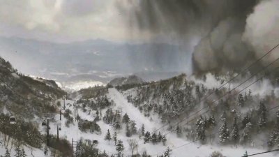 群马县的草津町政府发布的照片显示，活火山草津白根山在周二上午喷发后，冒出黑烟。火山喷发亦引发雪崩，造成伤亡。