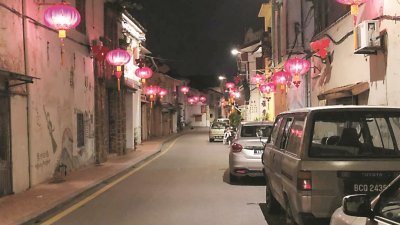 豆腐街成为狗年首个亮灯的老街道，街上充满新年气氛。