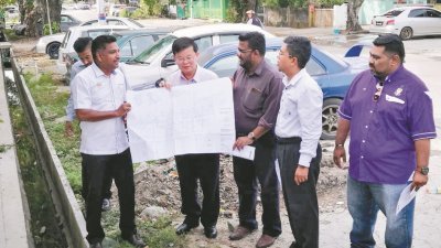 威省市议员大卫玛斯（左起）、曹观友、沙迪斯、巴鲁等，视察才能园已竣工的提升排水沟工程计划。