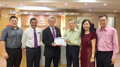 叶谋挥（右3起）提呈居民反对签名和备忘录，给吉隆坡市长丹斯里阿敏诺丁，希望市政局聆听居民心声。右起为许瑞雄及郭素沁。
