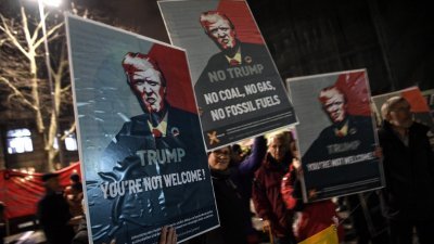 第48届世界经济论坛（WEF）年会周二在达沃斯揭幕，瑞士多个城市出现反美国总统特朗普示威来“迎接”预计在周五演说的特朗普。在苏黎世，有示威者高举“特朗普 你不受欢迎”的海报。