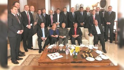 敦马哈迪（坐中）和希盟领袖，与欧盟外交使节会晤，交流约2句钟。