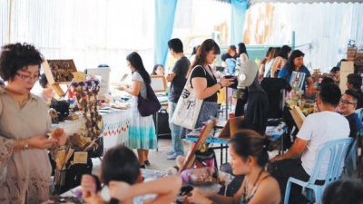 2016年的“后巷市集”在兴巴士公司举办，吸引许多手作品爱好者，包括外国游客。（照片取自后巷市集面子书）