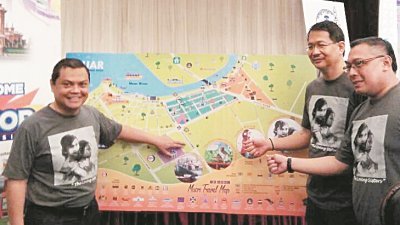 翁嘉峇（左起）、阿都玛力与沙烈胡丁联合推介麻坡旅游地图1.0。