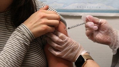 流感肆虐全球，美国陷入10年来最严重疫情。图为在加州三藩市一家诊所，一名女士接种流感疫苗。
