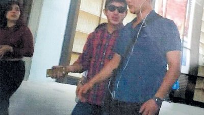 魏顺成律师提呈照片作为证物，力证其当事人西蒂艾莎（左起）、卡马鲁丁和詹姆士曾于去年1月5日，在吉隆坡柏威年广场见面，以进行恶作剧节目演出。