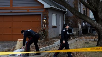 早前已被控杀害2人的麦克阿瑟，再被控杀害多3人。这是加拿大警方当地时间周一，在安大略省多伦多市的一件屋子外，搜寻麦克阿瑟的犯案线索。